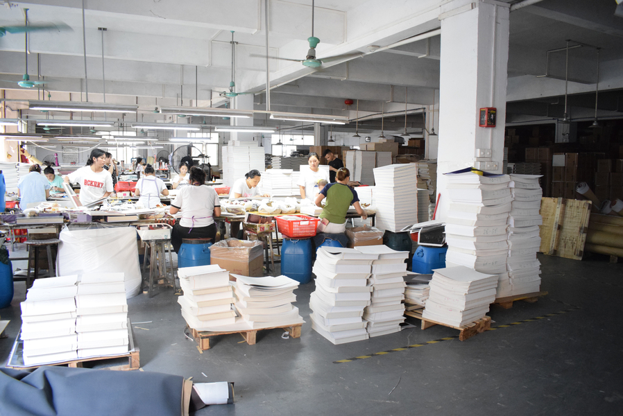 GUANGZHOU YM PACKAGE PRODUCTS CO.,LTD. linia produkcyjna producenta